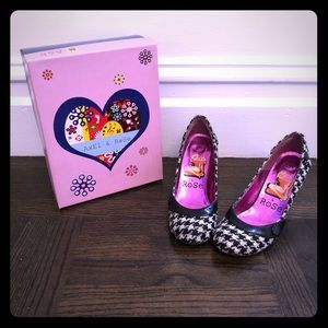Vintage- looking houndstooth pumps